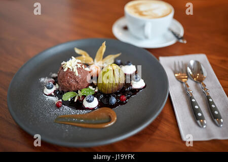 Schoko-Eis Dessert auf Teller im restaurant Stockfoto