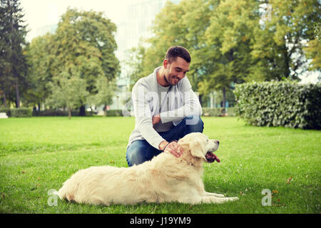 glücklicher Mann mit Labrador Hund zu Fuß in die Stadt Stockfoto