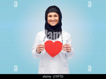 muslimische Ärztin Hijab Rot Herz Stockfoto