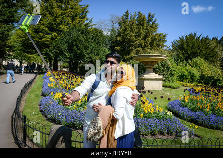 Menschen nehmen eine Selfie vor bunten Tulpen und Beetpflanzen im Victoria Park, Bad. Stockfoto