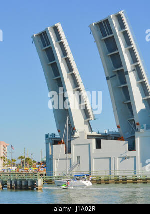 Johns Pass Zugbrücke (Bascule Typ) offen für ein Segelboot aus dem Golf von Mexiko zurück. Kein Modell oder Eigentumsfreigabe Stockfoto