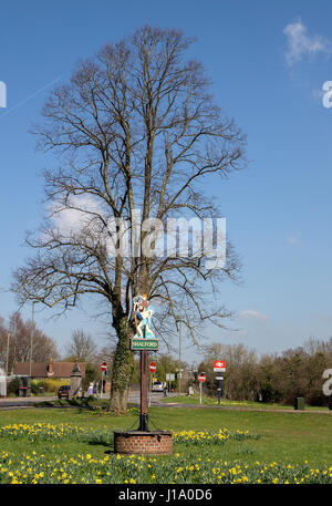 Dorf Schild, Shalford, Surrey, zeigt Hl.Christophorus tragen das Christkind über eine seichte Furt Stockfoto