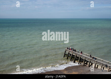 Holzsteg mit Urlauber-Ansicht von oben, Normandie, Frankreich Stockfoto