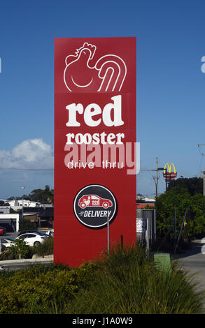 Redcliffe, Queensland, Australien: Straßenrand Zeichen für Red Rooster-Fastfood-Hühnchen speichern Stockfoto