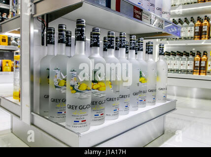 Grey Goose Wodka Flaschen stand auf einem Regal in einem Flughafen Duty Free Shop. Stockfoto