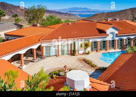 Großes Haus in Boulder City, Nevada, USA vom öffentlichen Bürgersteig gesehen. Stockfoto