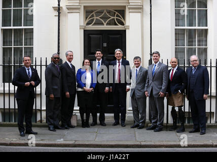 Kanzler Philip Hammond (Mitte rechts) grüßt uns Speaker des House Of Representatives Paul Ryan (Mitte links), wie er zu Gesprächen in 11 Downing Street, London kommt. Stockfoto