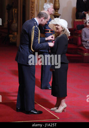 Post am Sonntag Sport Redakteur Alison Kervin, von East Molesey, erfolgt OBE durch den Duke of Cambridge während einer Investitur-Feier im Buckingham Palace, London. Stockfoto