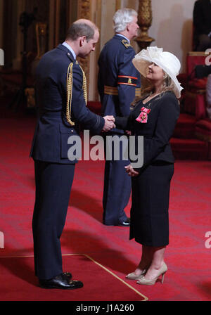 Post am Sonntag Sport Redakteur Alison Kervin, von East Molesey, erfolgt OBE durch den Duke of Cambridge während einer Investitur-Feier im Buckingham Palace, London. Stockfoto