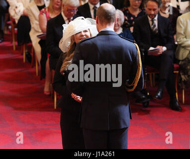 Post am Sonntag Sport Redakteur Alison Kervin, von East Molesey, erfolgt OBE durch den Duke of Cambridge während einer Investitur-Feier im Buckingham Palace, London. Stockfoto