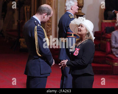 Post am Sonntag Sport Redakteur Alison Kervin, von East Molesey, erfolgt OBE durch den Duke of Cambridge während einer Investitur-Feier im Buckingham Palace, London. Stockfoto