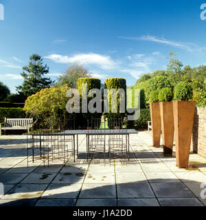 Outdoor-Möbel auf dem Burggelände. Stockfoto