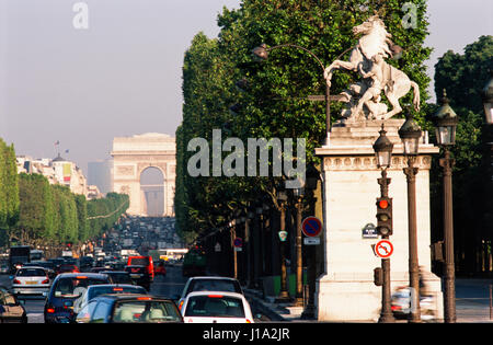 "Champs-Elysées mit Blick auf den Arc de Triomphe, Paris, Frankreich." Stockfoto