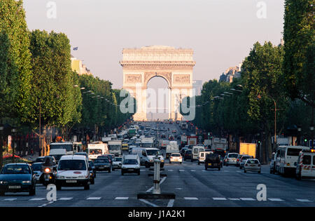 "Champs-Elysées mit Blick auf den Arc de Triomphe, Paris, Frankreich." Stockfoto