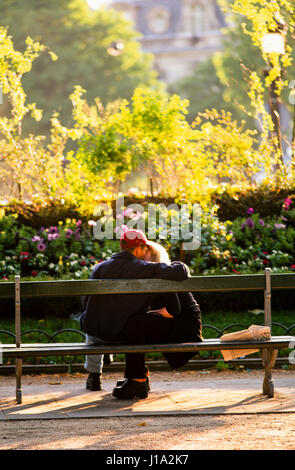 Paar Küssen auf der Parkbank. Stockfoto