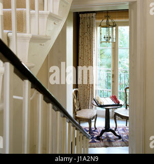 Land Art Treppe zum Tisch mit Schachbrett. Stockfoto