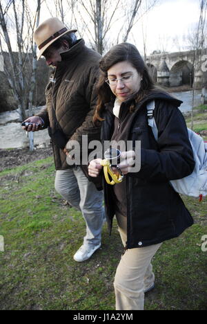 Menschen üben Geocaching in der Nähe von Madrid, Spanien. Stockfoto