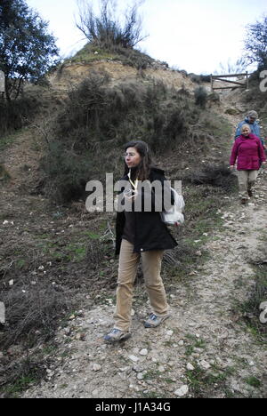 Menschen üben Geocaching in der Nähe von Madrid, Spanien. Stockfoto