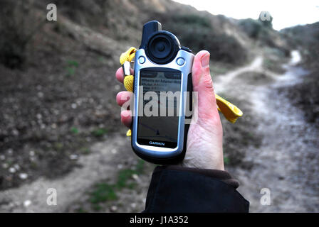 Menschen üben Geocaching in der Nähe von Madrid, Spanien. Stockfoto