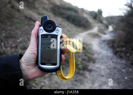 Menschen üben Geocaching in der Nähe von Madrid, Spanien. Stockfoto