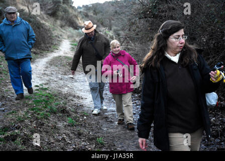 Menschen üben Geocaching in der Nähe von Madrid, Spanien. Stockfoto