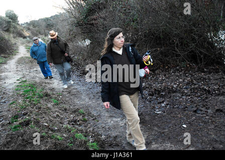 Menschen üben Geocaching in der Nähe von Madrid, Spanien. Stockfoto