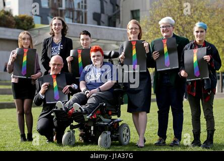 Stellvertretende erste Minister John Swinney (vorne links) und Minister für Hochschulbildung und Weiterbildung Shirley Anne Somerville (Dritter von rechts) mit Vertretern der Zeit für inklusive Bildung (TIE) Kampagne und LGBT Jugend Schottland außerhalb des schottischen Parlaments, Edinburgh, vor einer Debatte, wo LGBTI der Geschlechter in den Schulen soll überprüft werden. Stockfoto