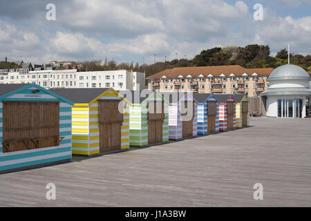 Reihe von bunten Kioske und der Pavillon am Pier von Hastings, East Sussex, UK Stockfoto