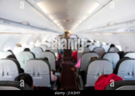 Defokussierten Blick auf Passagiere Sitzplätze im Flugzeug Stockfoto