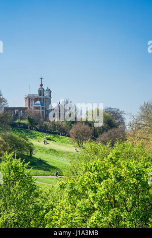 LONDON, UK - 9. April 2017: Ansicht des Royal Observatory liegt auf einem Hügel im Greenwich Park. Es ist am besten bekannt als Standort des Nullmeridians. Stockfoto