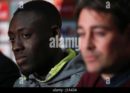 Anderlecht Dennis Appiah (left) Anderlecht Head Coach Rene Weiler, auf der Pressekonferenz im Old Trafford, Manchester. Stockfoto