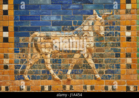 Farbig glasiert Mauertafeln der Fassade des ersten kleineren Ischtar-Tor, Babylon, von 604-562 v. Chr. aus. Babylon (heute Irak). Die Ishtar Stockfoto