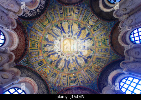 RAVENNA, Italien - 18. Januar 2015: Die Decke Mosaik in der Taufkapelle von Neon (Battistero Neoniano) in Ravenna, Emilia-Romagna, Italien Stockfoto