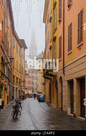 MODENA, Italien - 22. Januar 2015: Straßenszene mit Einheimischen, Touristen und der Dom-Turm in Modena, Emilia-Romagna, Italien Stockfoto