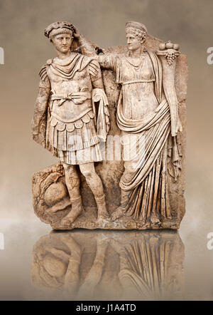 Römische Tempel Releif Skulptur des Tiberius wird gekrönt von Andreia, Aphrodisias Museum, Aphrodisias, Türkei. Die Marterrad Göttin Figur ist gedacht Stockfoto