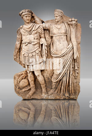 Römische Tempel Releif Skulptur des Tiberius wird gekrönt von Andreia, Aphrodisias Museum, Aphrodisias, Türkei. Die Marterrad Göttin Figur ist gedacht Stockfoto