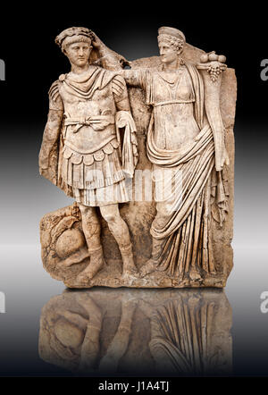 Römische Tempel Releif Skulptur des Tiberius wird gekrönt von Andreia, Aphrodisias Museum, Aphrodisias, Türkei. Die Marterrad Göttin Figur ist gedacht Stockfoto