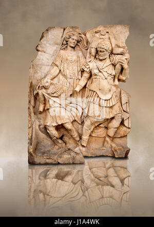 Römischer Tempel freize Releif Skulptur von Aineas Flucht Troja mit seiner Frau & Kinder von The South Building, Zimmer 1-3, Aphrodisias Museum, Aphrod Stockfoto