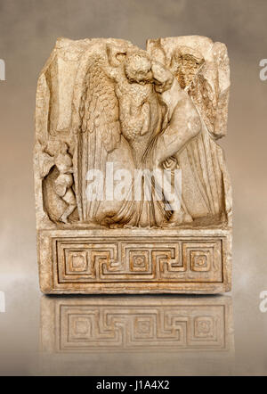 Römischer Tempel freize Releif Skulptur Zeus & Leda, Aphrodisias, Aphrodisias Museum, Aphrodisias, Türkei. Zeus verkleidet als ein Schwan Angriffe der Spar Stockfoto