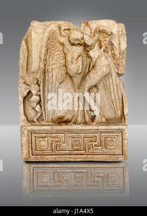 Römischer Tempel freize Releif Skulptur Zeus & Leda, Aphrodisias, Aphrodisias Museum, Aphrodisias, Türkei. Zeus verkleidet als ein Schwan Angriffe der Spar Stockfoto