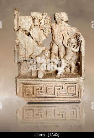 Römischer Tempel freize Releif Skulptur, Allegorie eines sportlichen Wettbewerbs [Agon], Aphrodisias Museum, Aphrodisias. Die Säule mit einem bärtigen Kopf o Stockfoto