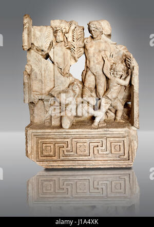 Römischer Tempel freize Releif Skulptur, Allegorie eines sportlichen Wettbewerbs [Agon], Aphrodisias Museum, Aphrodisias. Die Säule mit einem bärtigen Kopf o Stockfoto