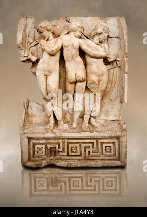 Römischer Tempel freize Releif Skulptur die drei Grazien aus dem Süd-Gebäude, 2. Stock, Aphrodisias Museum, Aphrodisias, Türkei. Stockfoto