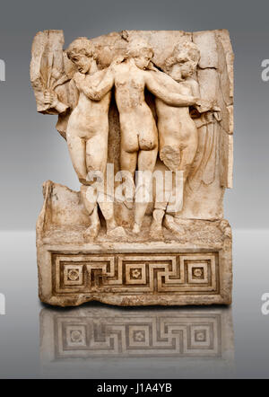 Römischer Tempel freize Releif Skulptur die drei Grazien aus dem Süd-Gebäude, 2. Stock, Aphrodisias Museum, Aphrodisias, Türkei. Stockfoto