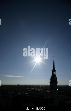Turm der St. Peterskirche oder St.-Peter Kirche, Marienplatz, München, Deutschland Stockfoto