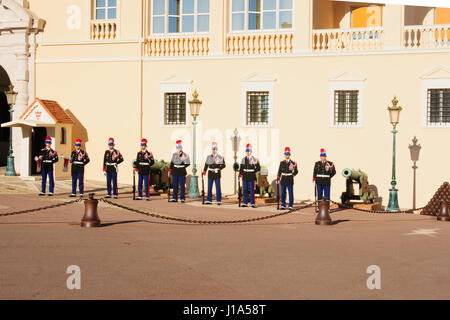 MONACO-VILLE, MONACO-27. Januar 2015: Eine Ehrengarde in Vorbereitung auf eine Parade, als Teil der Heiligen Devota Jahresfeier in Monaco-Ville, Mona Stockfoto