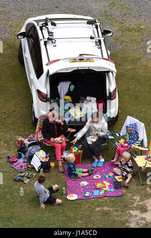 Familien-Picknick im Carding Mill Valley in Shropshire Uk Stockfoto