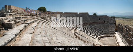 Pamukkale, Türkei - 12. September 2012: Die Touristen eindrucksvolle Ruinen des antiken Theaters in Hierapolis, jetzt Pamukkale, Türkei besuchen. Stockfoto