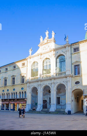 VICENZA, Italien - 31. Januar 2015: Szene der Piazza dei Signori, mit Palazzo Del Monte di Pietà, einheimische und Touristen in Vicenza, Venetien, Italien Stockfoto