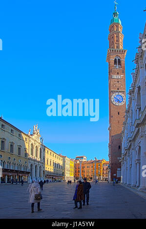 VICENZA, Italien - 31. Januar 2015: Szene der Piazza dei Signori, mit einheimischen und Touristen in Vicenza, Venetien, Italien Stockfoto